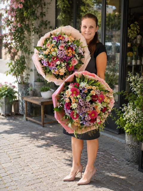 Floristka s kyticemi před studiem